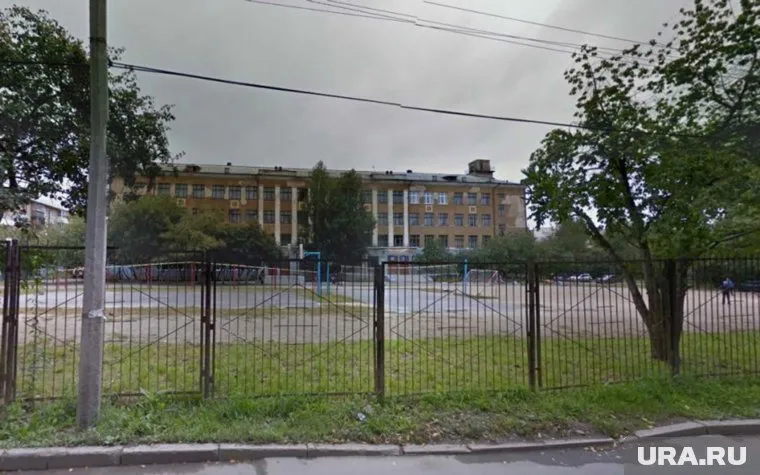 Гимназии почти 80 лет, здание находится в плачевном состоянии