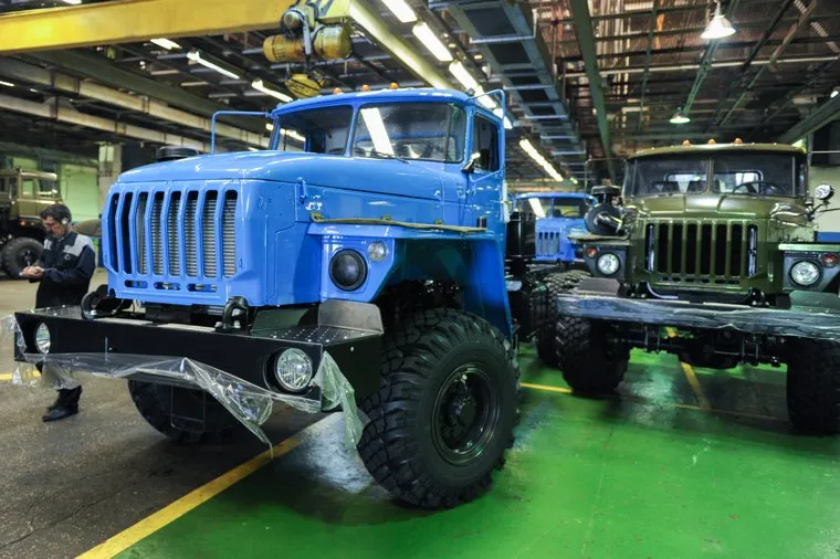 Сборочный конвейер на автозаводе УралАЗ. Группа ГАЗ. ОАО Автомобильный завод Урал. Миасс Челябинской области