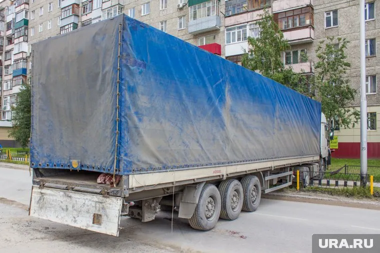 Другие водители аккуратно объезжают участок аварии