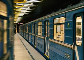 Пенсионерка толкнула на рельсы в метро 13-летнюю школьницу