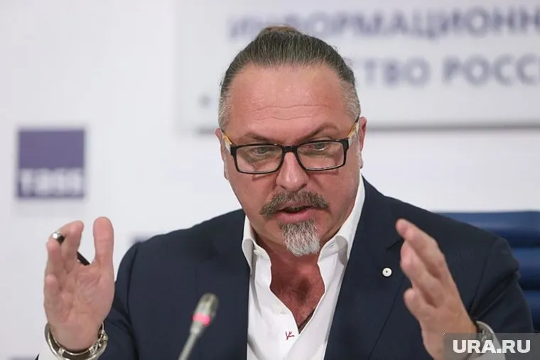 Юрий Грымов возмутился в связи с увольнением учительницы, сводившей детей на спектакль по роману Хаксли