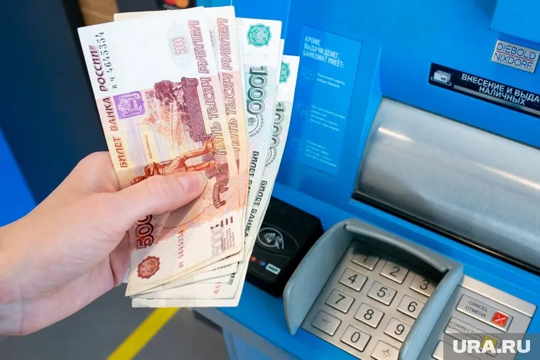 Женщина сама начисляла и сама же получала зарплату фиктивного работника