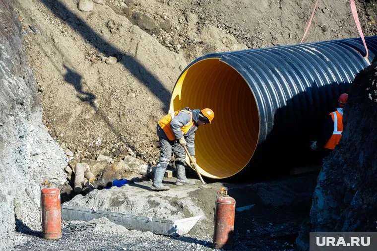 Рабочие проложили трубу и засыпали естественный отток воды из озера