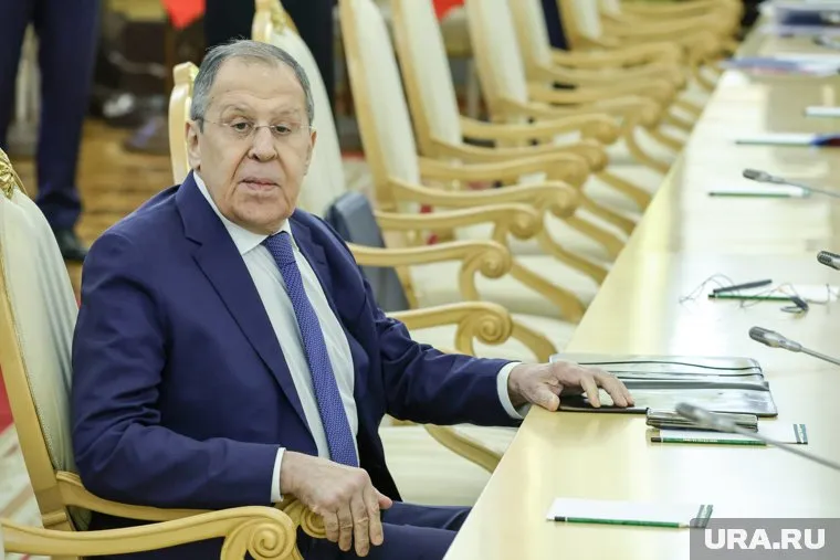 Лавров прибыл в Китай и встретился с коллегой Ван И