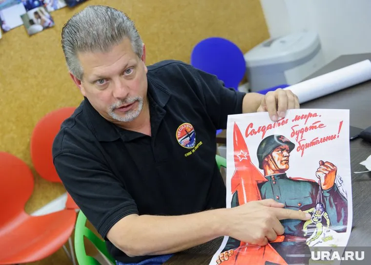 Франсис Гэри Пауэрс-младший хочет побывать на месте падения самолета своего отца, где его взяли в плен