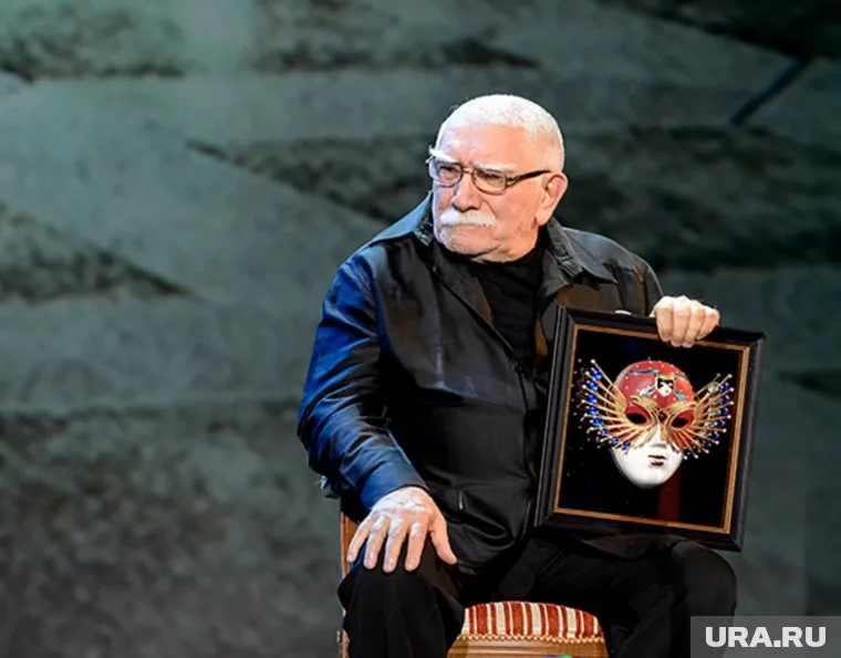 Фанаты Джигарханяна хотят спасти актера от травли в СМИ