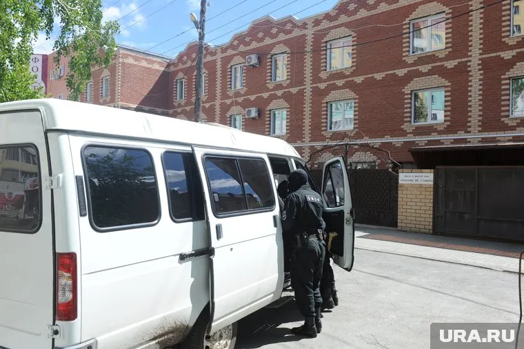 ОМОН приехал к таун-хаусу Алексея Севастьянова вместе с телевизионщиками