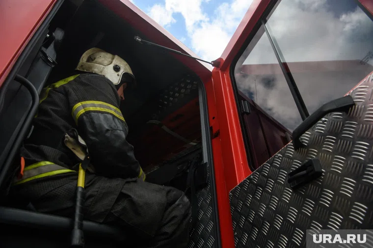 На место происшествия оперативно прибыли пожарные расчеты и бригада скорой помощи