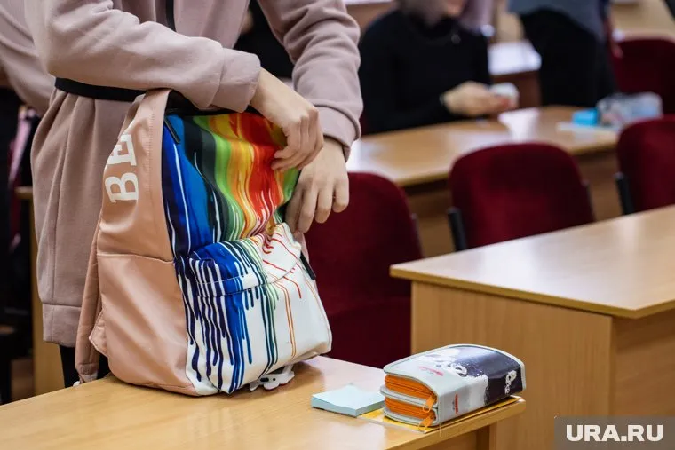 Детей отправили учиться по домам
