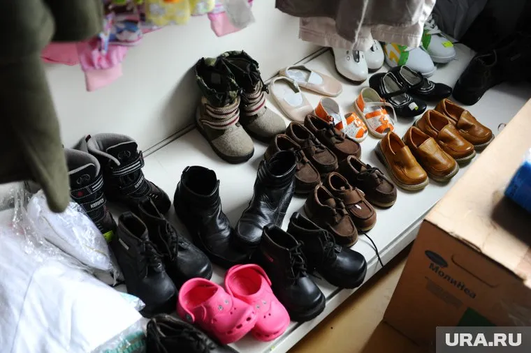 Воспитатель детсада не смогла пояснить, почему ребенок оказался на прогулке без обуви