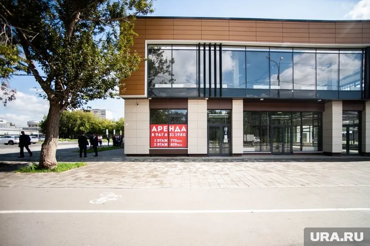 Пустующий двухэтажный павильон находится над законсервированной станцией метро «Бажовская»