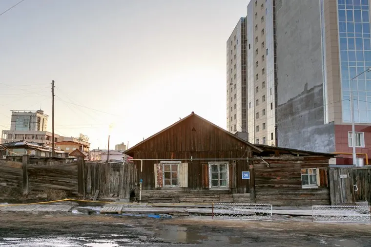 Репортаж про якутских ученых. Якутск, деревянный дом, новостройки, грязь на дорогах, весна, распутица, бездорожье, город контрастов, улица ярославского