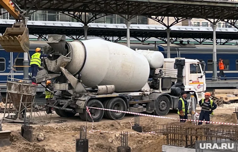 Миксер опрокинулся в кювет на трассе ЯНАО