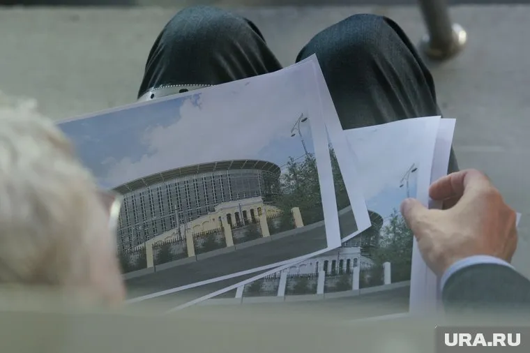 А в какой цвет покрасили бы Центральный стадион вы?