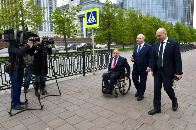 Депутаты Госдумы в сквере возле Театра Драмы.Екатеринбург