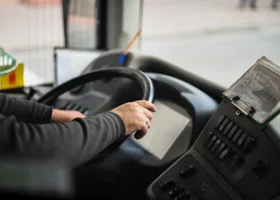 Водитель автобуса в ЯНАО работал без зарплаты и трудового договора 