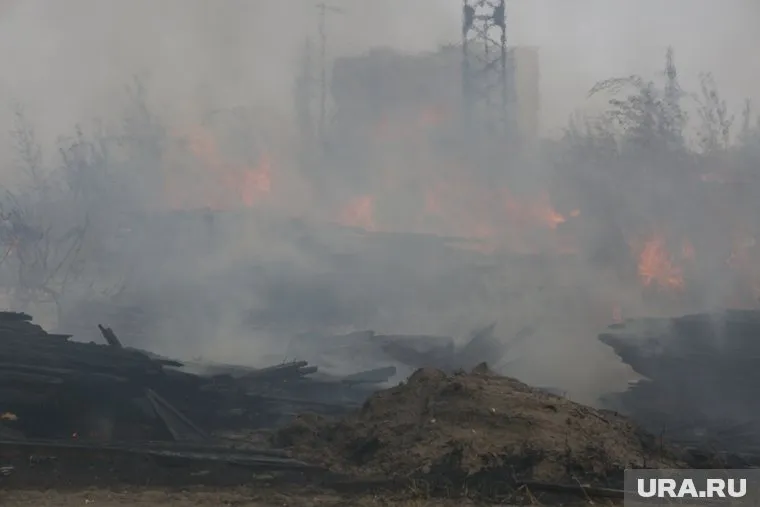 На свалке сжигают опилки