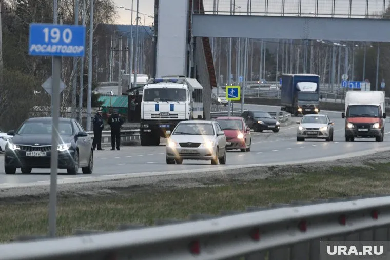 Мост снес водитель грузовика