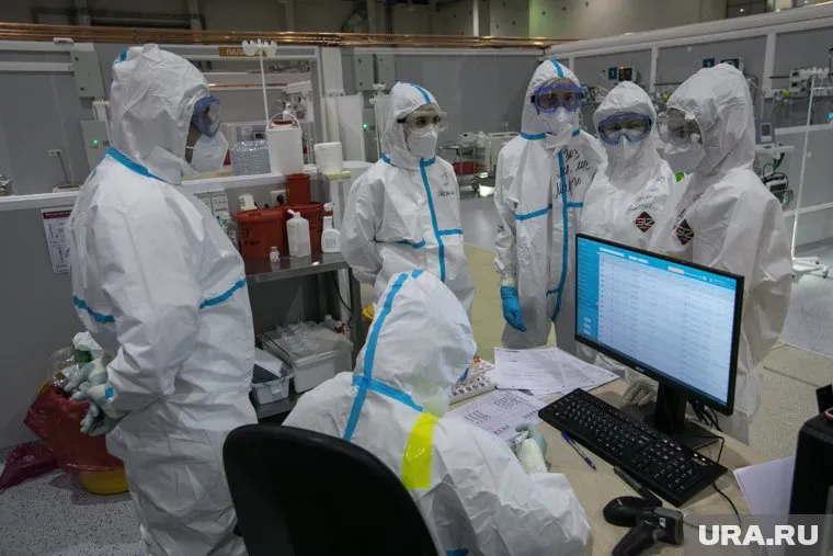 Во второй половине февраля количество заболевших COVID-19 за сутки может превышать 120 тысяч, считает Виктор Захаров