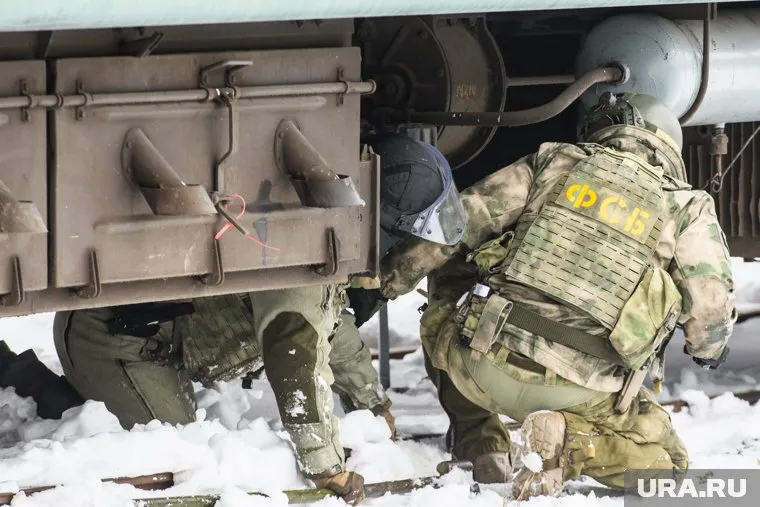 Потенциальными подозреваемыми в подрыве железной дороги в Брянской области являются два диверсанта, сообщает Mash