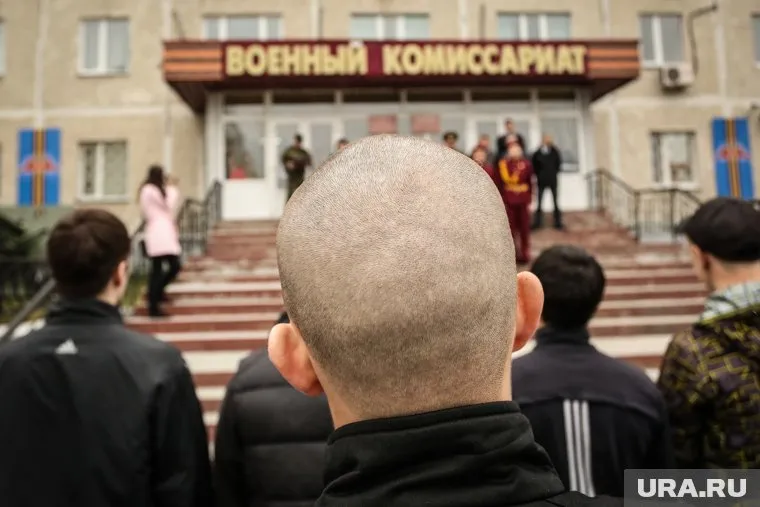 В Санкт-Петербурге мигрантов с гражданством РФ поставят на воинский учет