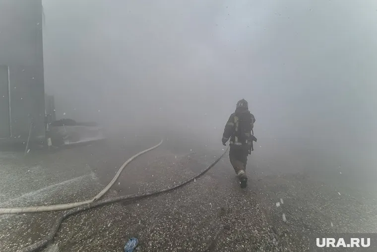 В городе Салават прогремел взрыв и начался пожар, МЧС прибыли на место происшествия