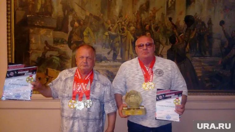 Депутат Вячеслав Тяжельников (справа) с курганским спортсменом Владимиром Потаповым