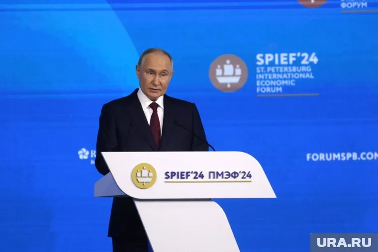 Путин заявил, что расширение программы семейной ипотеки важно для многодетных родителей