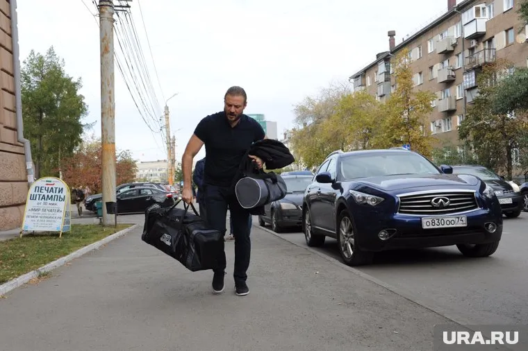 С собой у Сандакова были две большие сумки