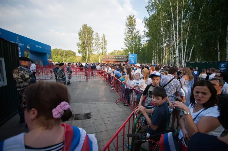 Фан-зона ЦПКиО. Трансляция матча чемпионата мира по футболу между сборной России и сборной Уругвая (необработанные). Екатеринбург