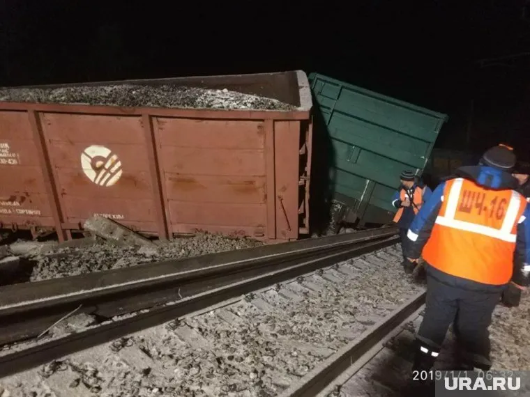 С рельсов сошли 16 вагонов с углем