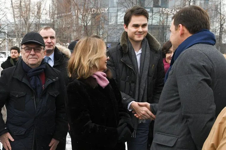 Возложение цветов к стеле у Ельцин Центра. Екатеринбург