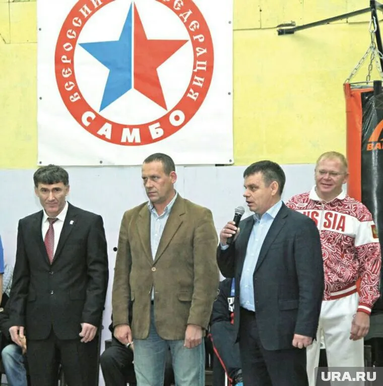Алексей Иванов крайний справа (в спортивном костюме)