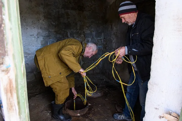 Геофизики устанавливают температурную "косу" и замеряют магнитное поле. Челябинская область, Катав-Ивановск