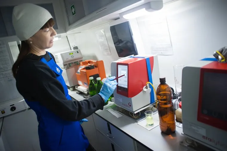 Процесс контроля качества топлива на АЗС "Газпромнефть". Екатеринбург, тестирование, лаборатория, контроль, Экспертиза