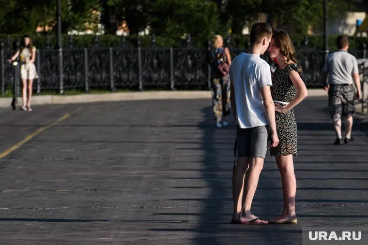 По мнению блогера, девушки сами доводят парней