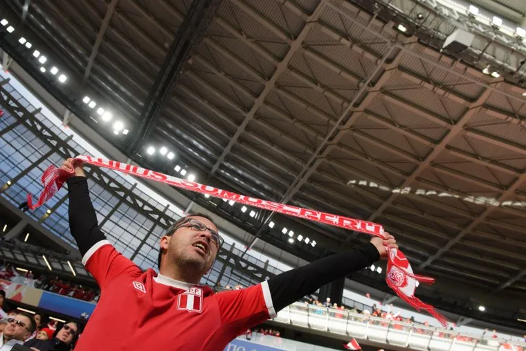 ЧМ-2018. 21 матч Чемпионата мира по футболу между сборными Франции и Перу. Екатеринбург, футбольный фанат, болельщики сборной перу