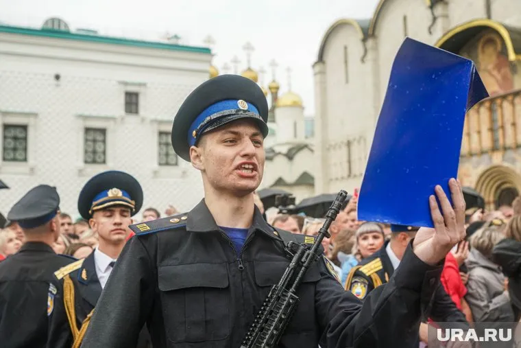 На Соборной площади Московского Кремля новобранцы Президентского полка приняли присягу