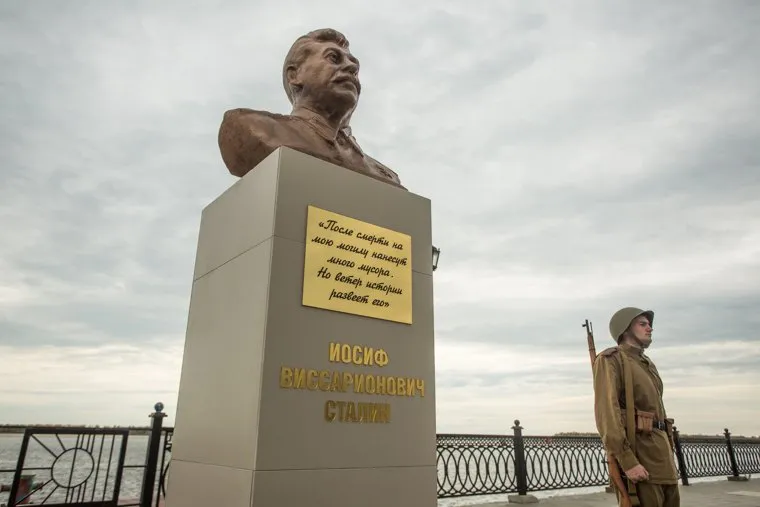 Установка бюста Сталину. Сургут, бюст сталину