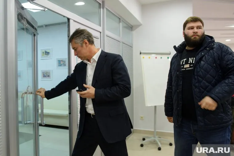 Ройзман часто отсутствует и, по всей видимости, не сильно интересуется, чем в это время заняты его помощники