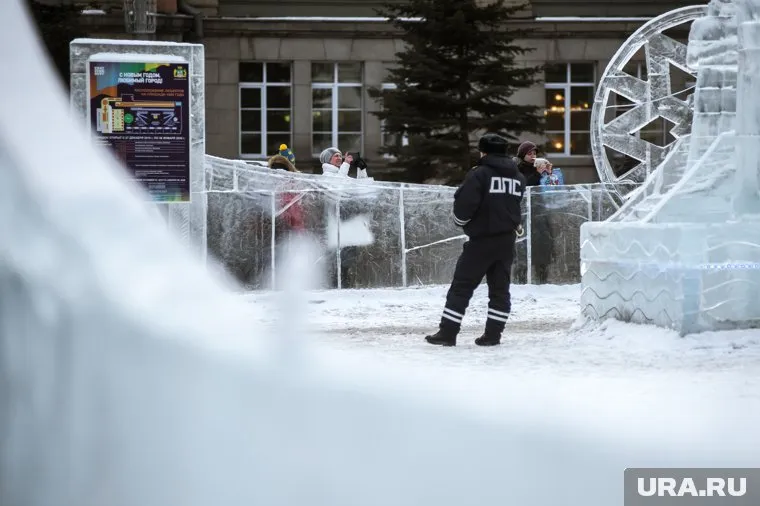 Рухнувший лед чудом не зацепил людей