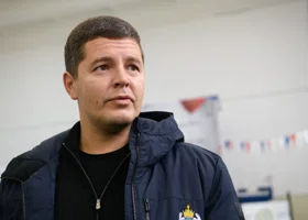 Ключи от новых квартир из рук губернатора получили переселенцы из аварийного жилья в Тазовском