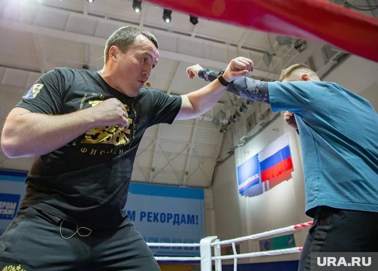 В ходе тренировки Денис Лебедев поделился опытом с юным поколением
