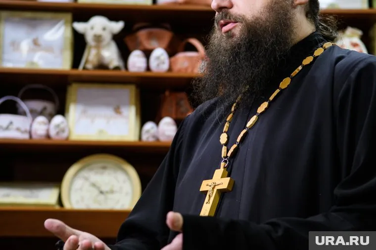 По словам священника, британский ученый рассказал ему, что теория эволюции неверна