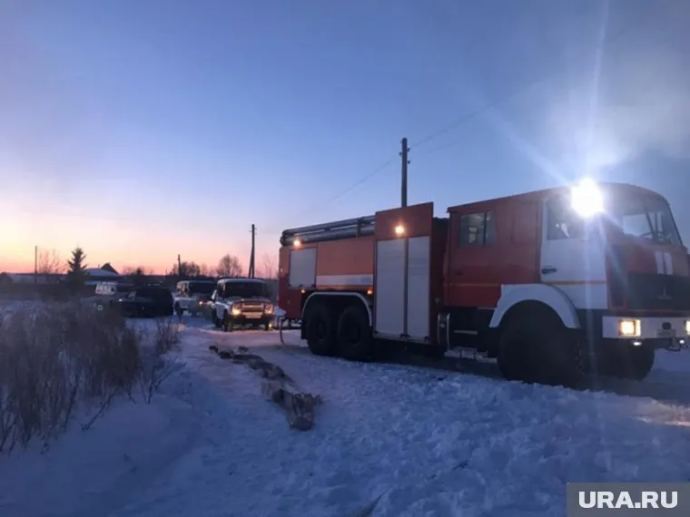 Приехавшие на место вызова пожарные застали полностью охваченный огнем дом