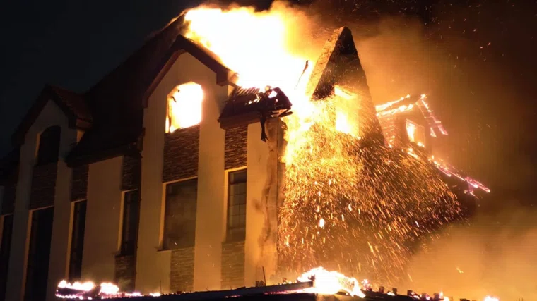 В Екатеринбурге на улице Скальная 20 сгорел дом с гаражом 