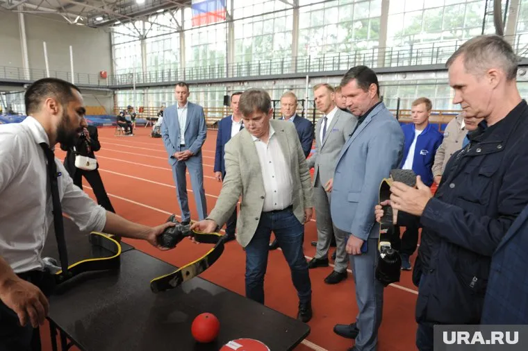 Депутаты ознакомились с протезами для спортсменов с ампутацией ноги