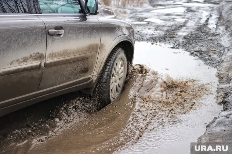 Машины могли проехать трудную дорогу только с помощью грузовиков (архивное фото)