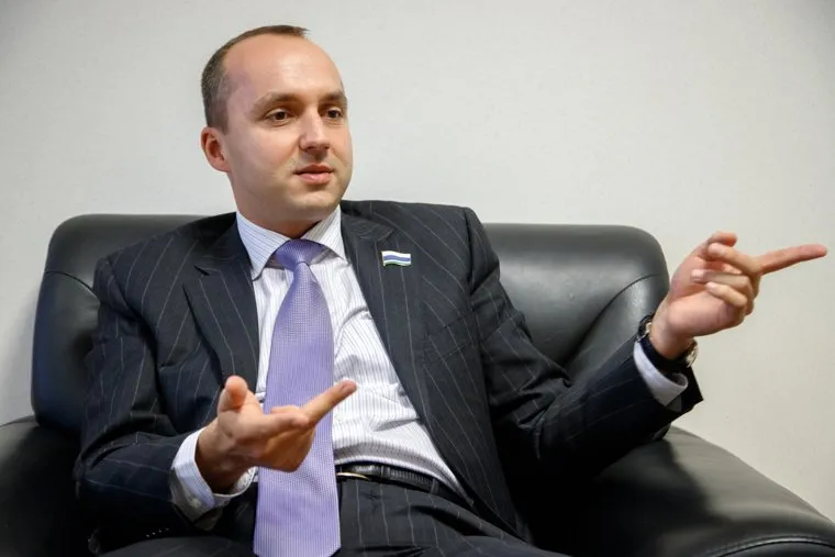 Интервью с координатором Единой России по Екатеринбургу Михаилом Клименко, жест, указательный палец, клименко михаил