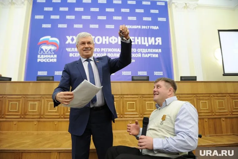На партийной конференции Владимир Мякуш вручил ключи от машину инвалиду-колясочнику Андрею Белобородову